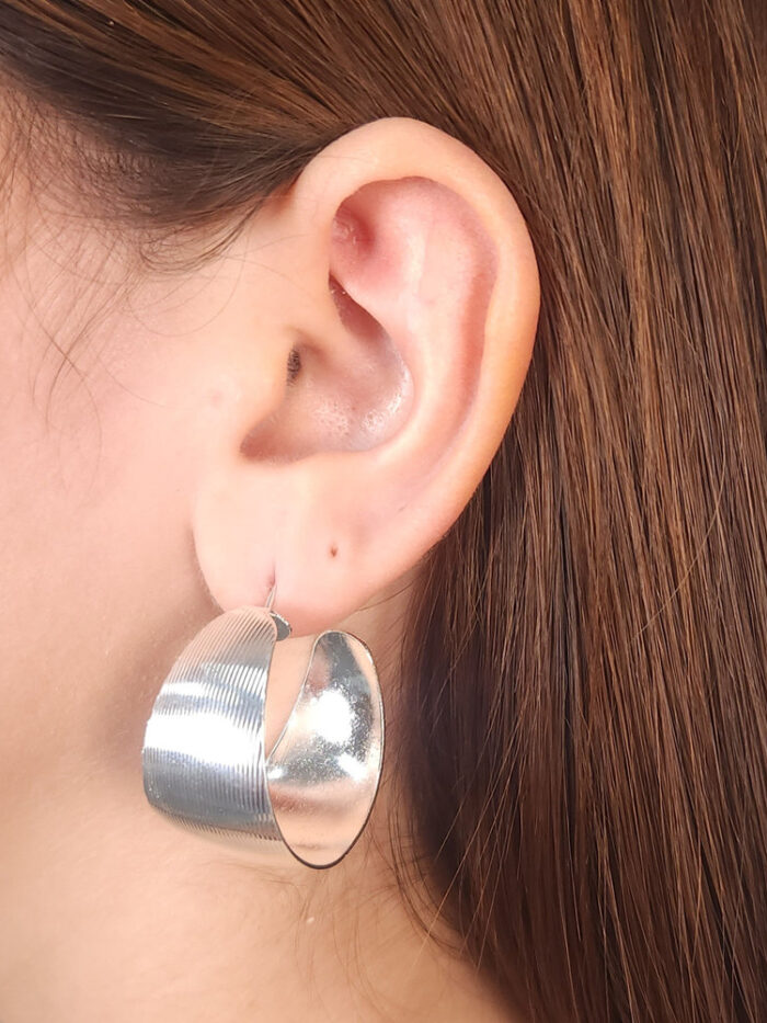 Brinco argola faixa chapeada detalhe em listras