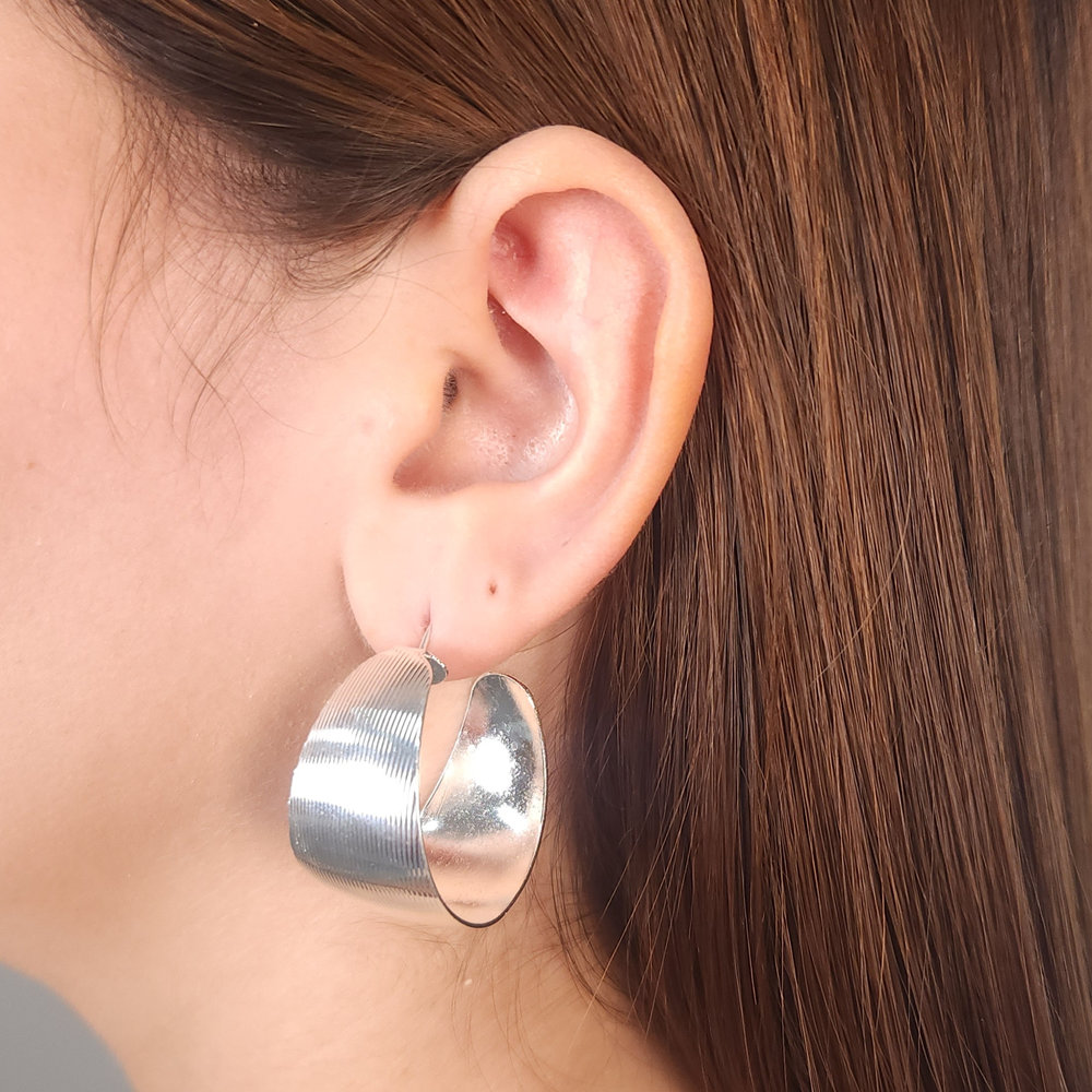 Brinco argola faixa chapeada detalhe em listras