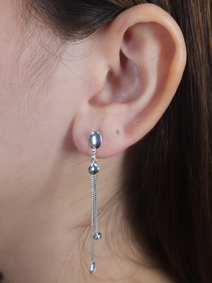 Brinco fio longo ponto de luz