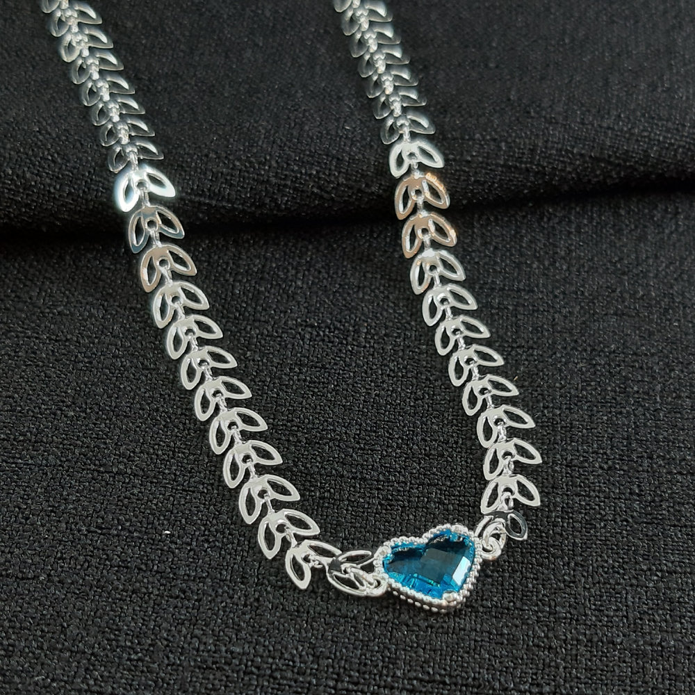 Gargantilha chocker com follha vazada e coração