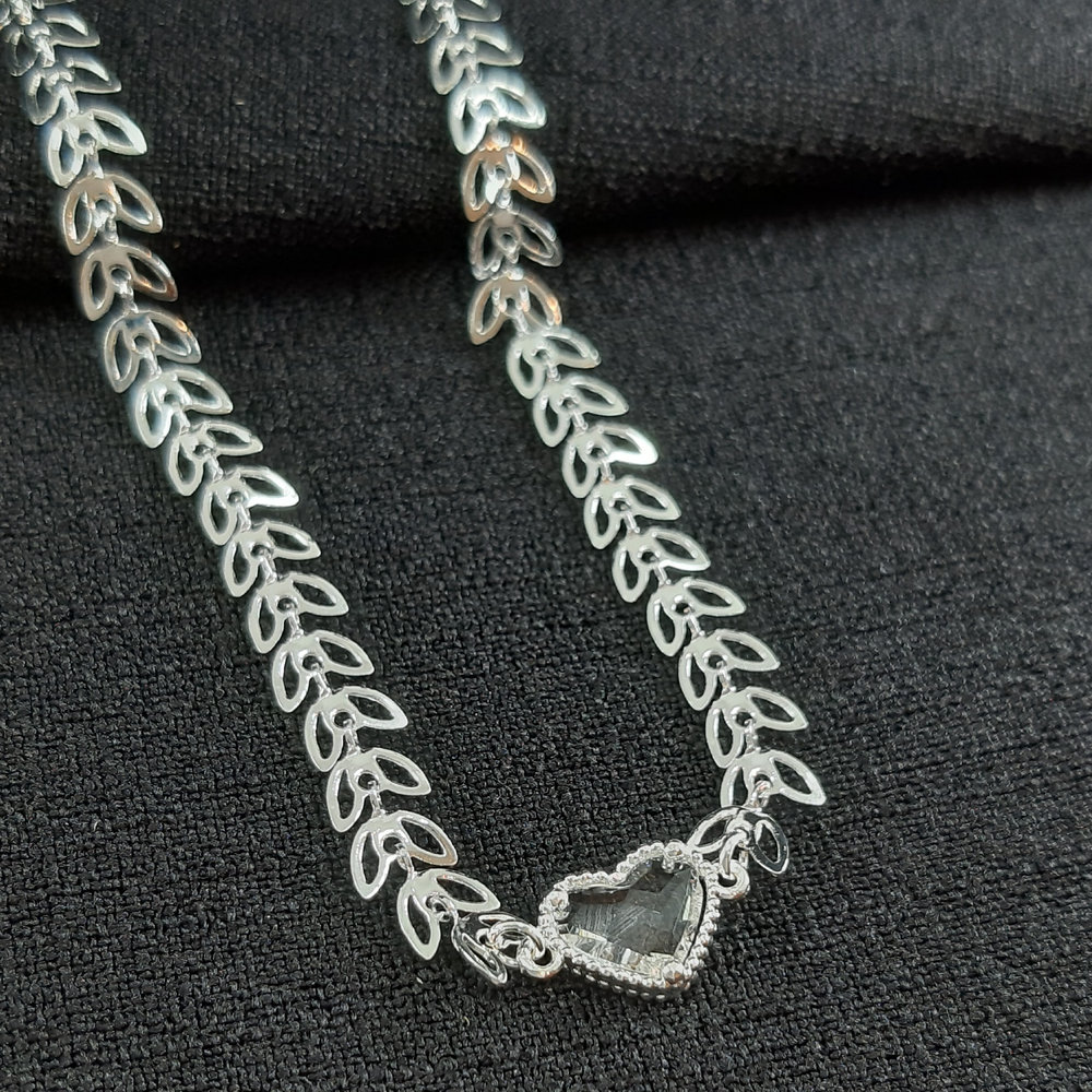 Gargantilha chocker com follha vazada e coração - Imagem 3