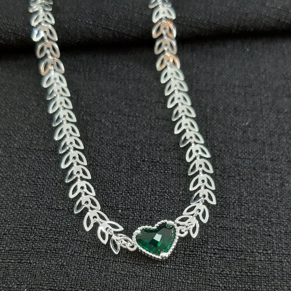 Gargantilha chocker com follha vazada e coração - Imagem 6