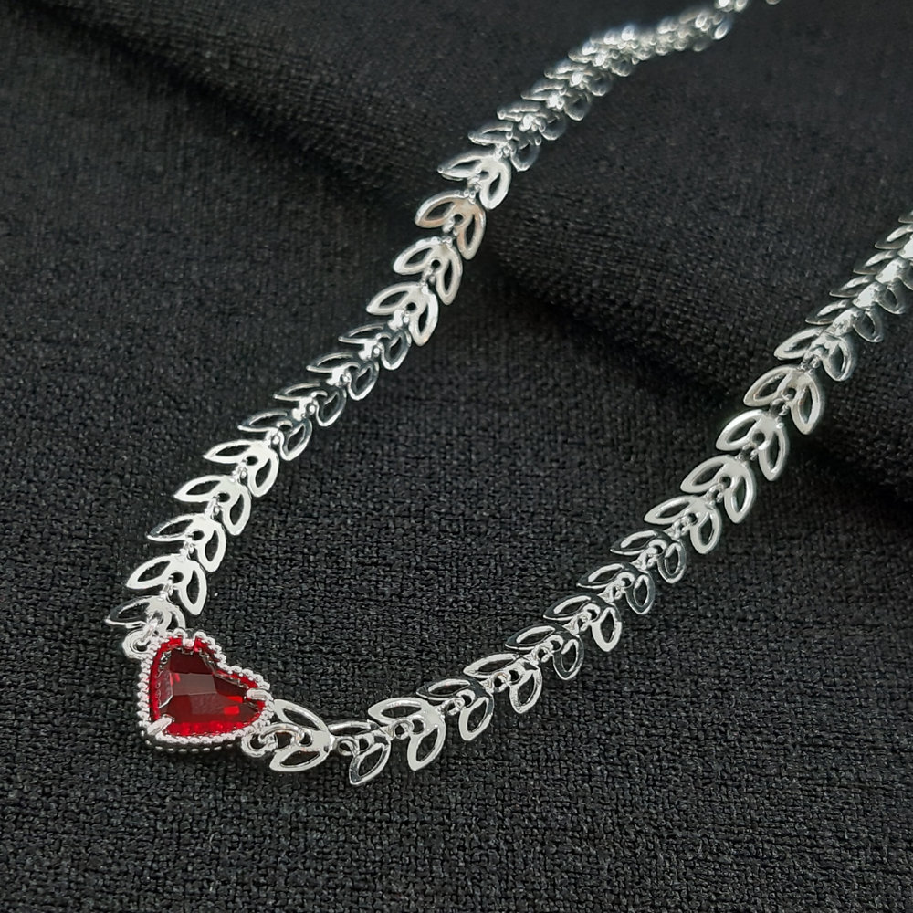 Gargantilha chocker com follha vazada e coração - Imagem 2