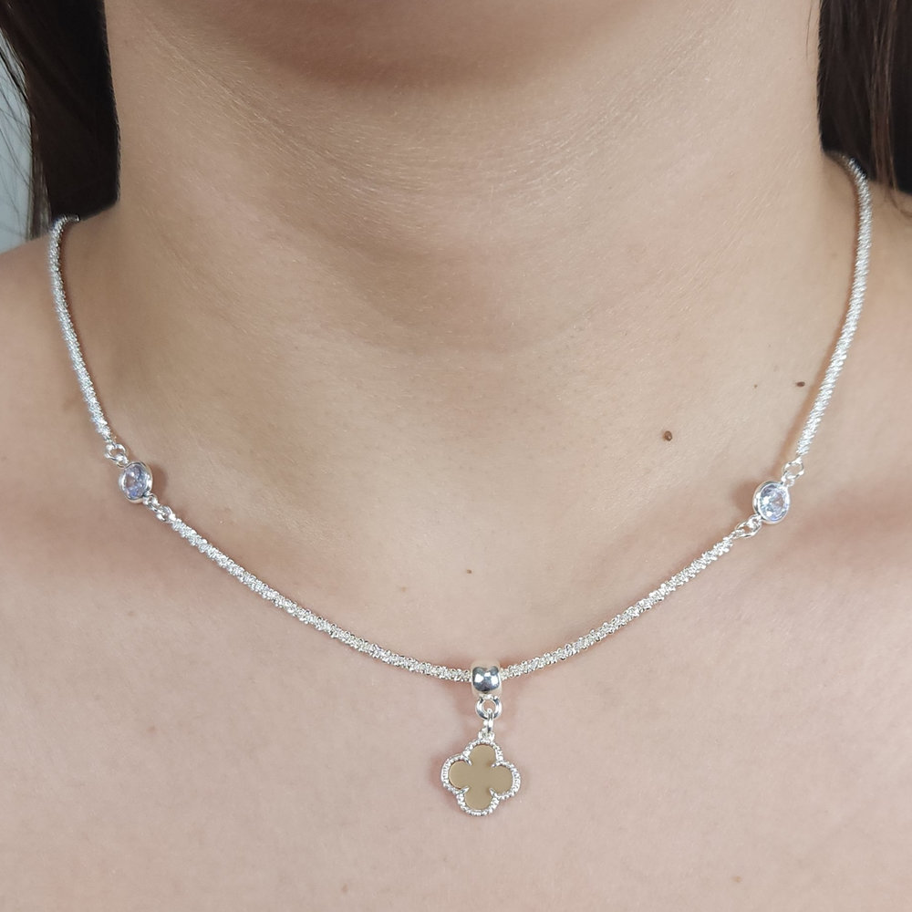 Gargantilha choker fio detalhado trevo com pontos de luz - Imagem 3