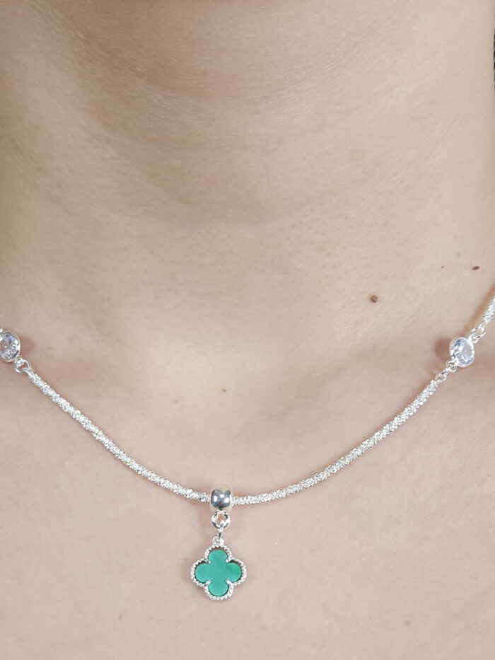 Gargantilha choker fio detalhado trevo com pontos de luz