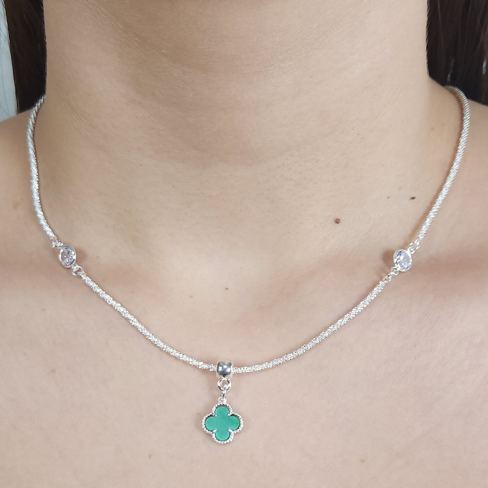 Gargantilha choker fio detalhado trevo com pontos de luz