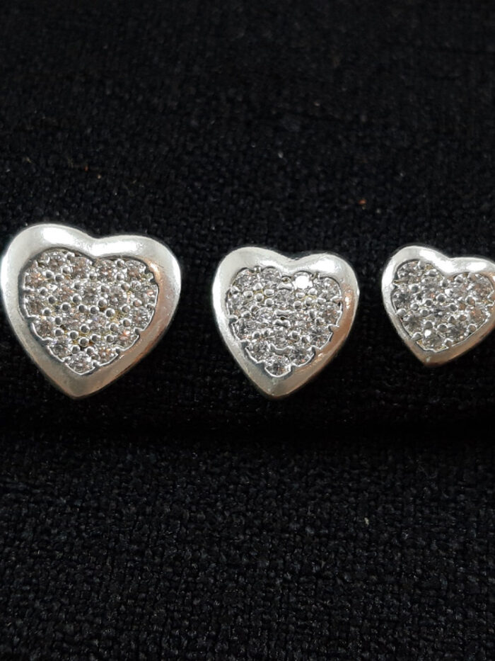 Brinco trio de coração cravejado com borda lisa