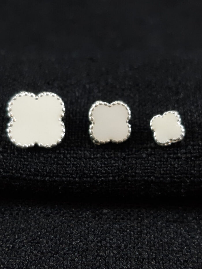 Brinco trio de trevo branco