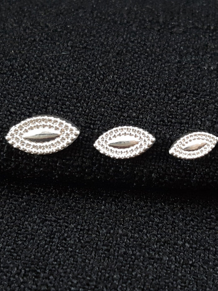 Trio de brincos modelo navete com borda detalhada