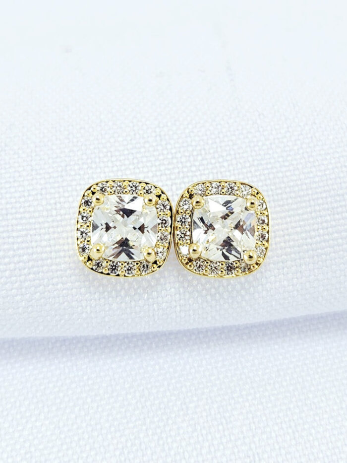 Brinco quadrado com pedra cravejado ao redor