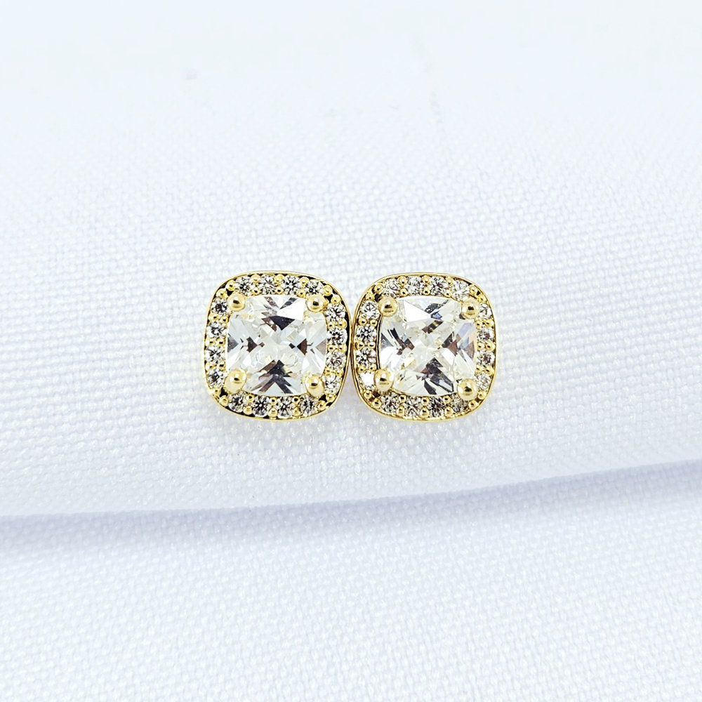 Brinco quadrado com pedra cravejado ao redor