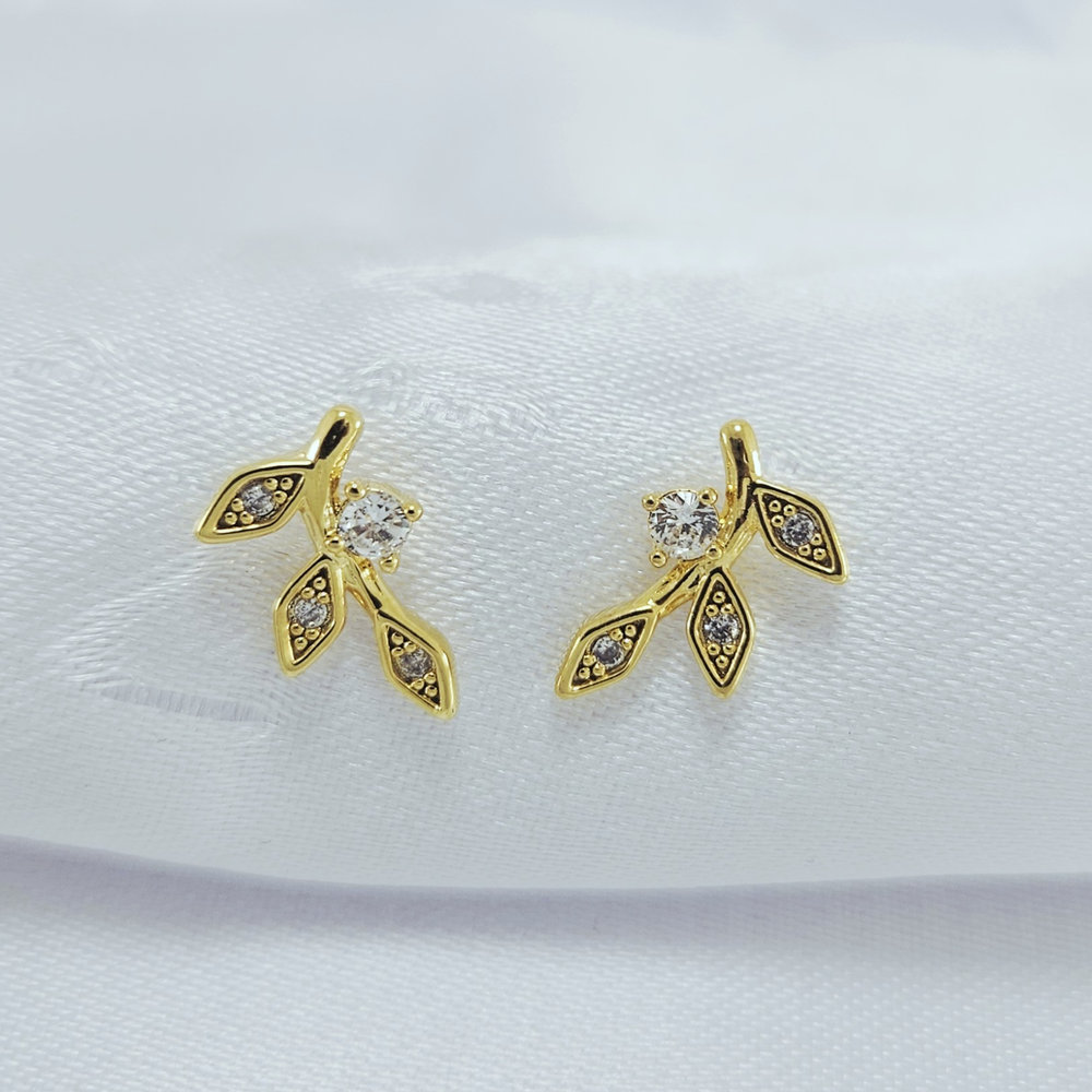 Brinco folhas com pedra cristal