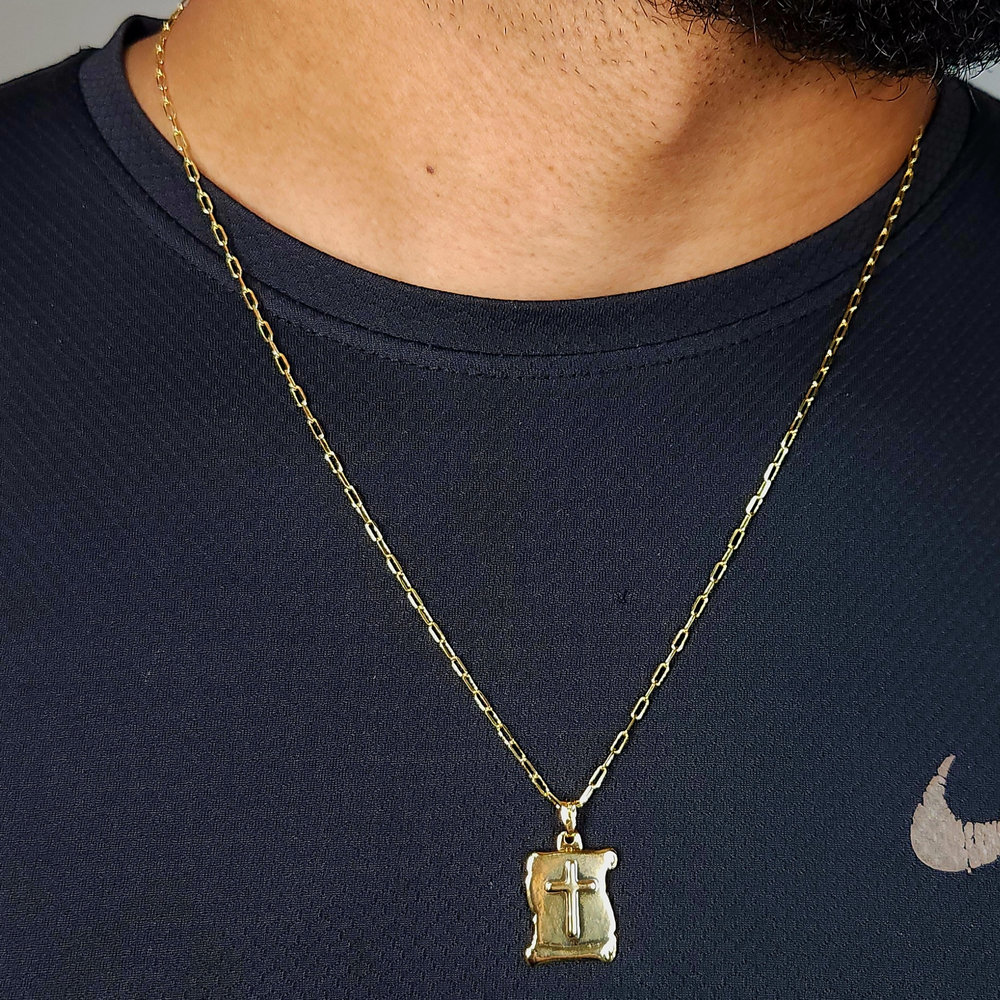 Cordão masculino detalhe pergaminho com cruz