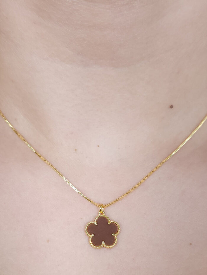 Gargantilha com pingente trevo marrom