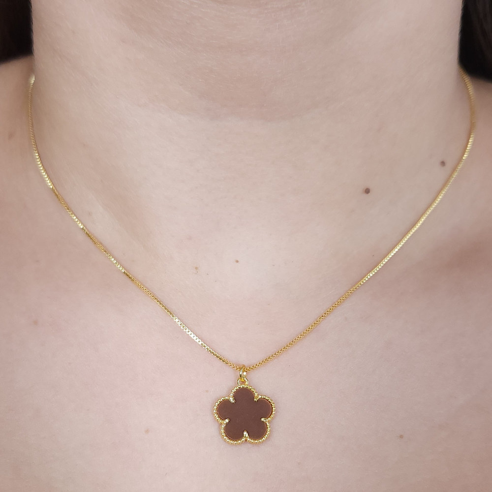 Gargantilha com pingente trevo marrom