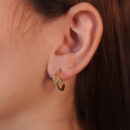 Brinco argola estilo prego cravejado em zircônia