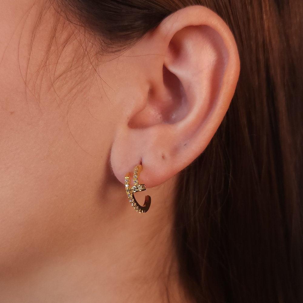 Brinco argola estilo prego cravejado em zircônia