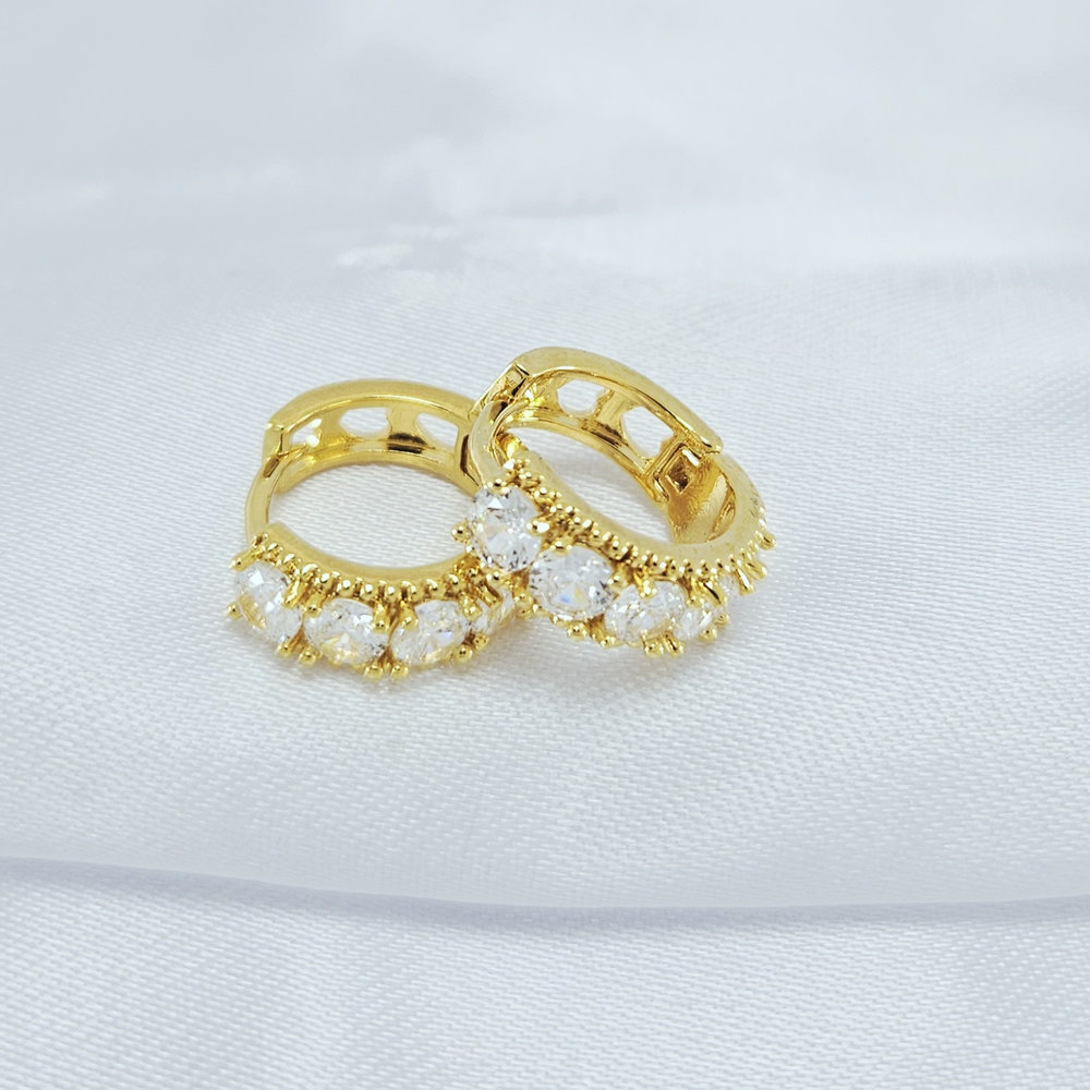 Brinco argola detalhado com pedra cristal