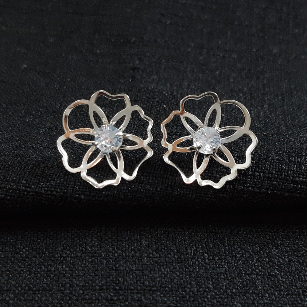 Brinco flor vazada com pedra cristal