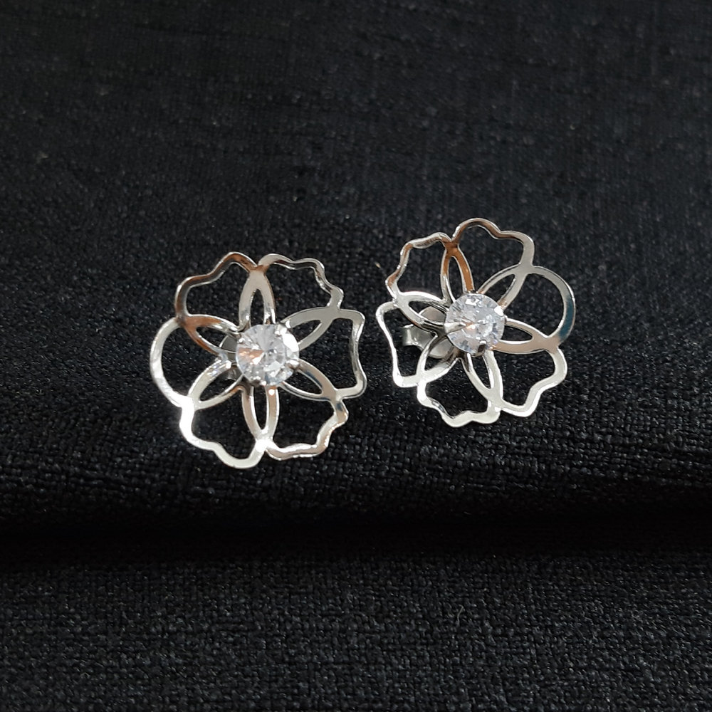 Brinco flor vazada com pedra cristal - Imagem 2