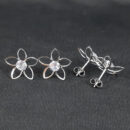 Brinco flor vazada com ponto de luz