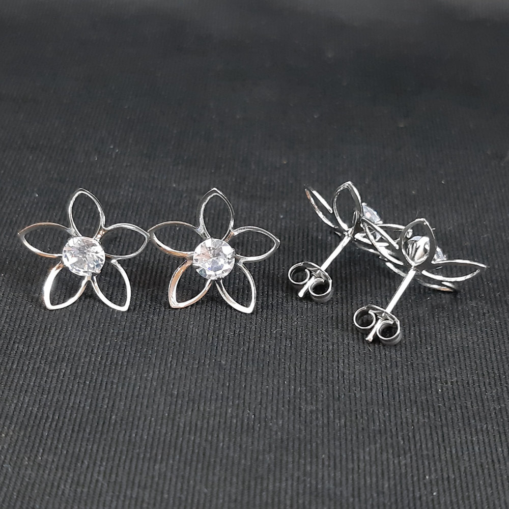 Brinco flor vazada com ponto de luz