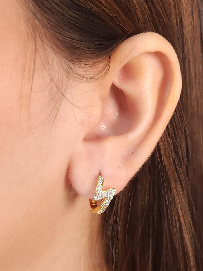 Brinco argola fio raio cravejado