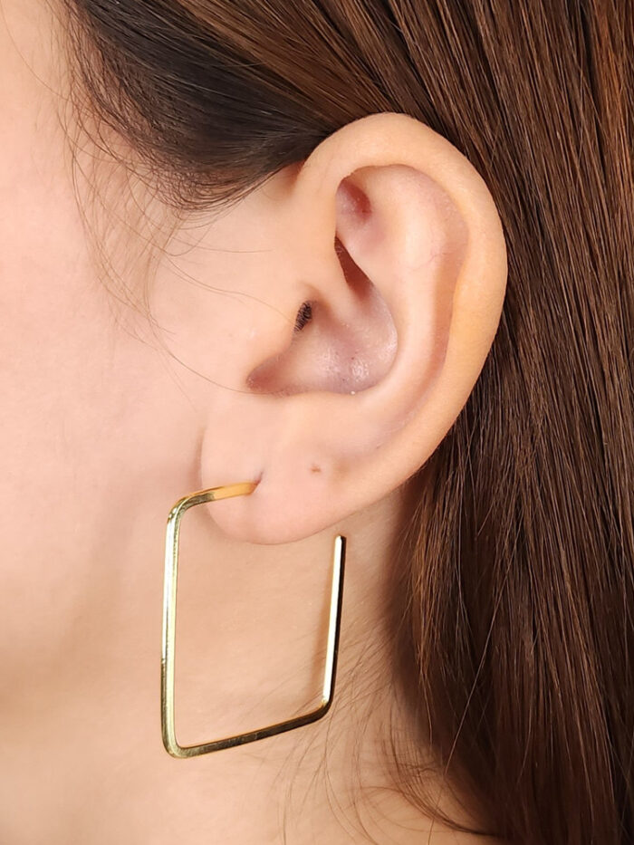 Brinco argola quadrada aberta