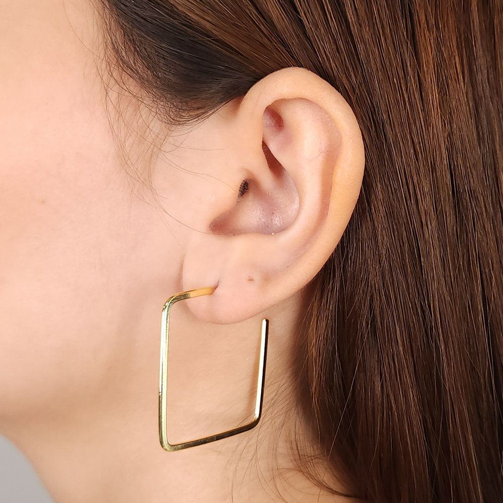 Brinco argola quadrada aberta