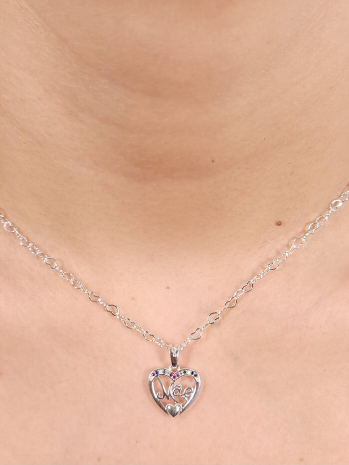 Gargantilha choker coração vazado escrito "Mãe" com pedra colorida
