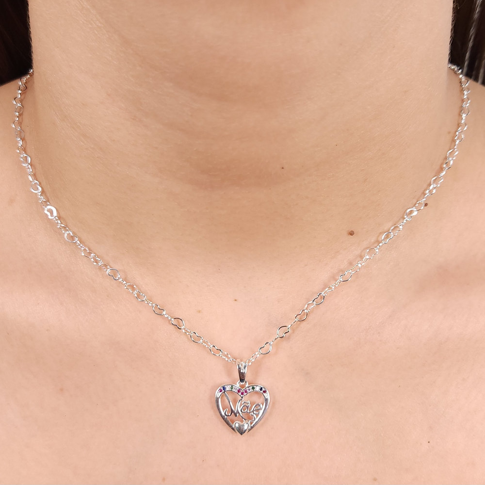 Gargantilha choker coração vazado escrito "Mãe" com pedra colorida