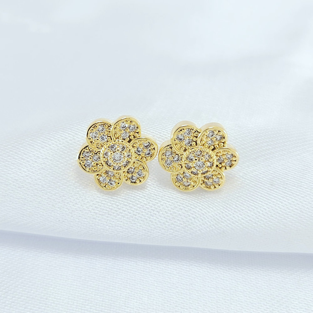 Brinco formato flor cravejado