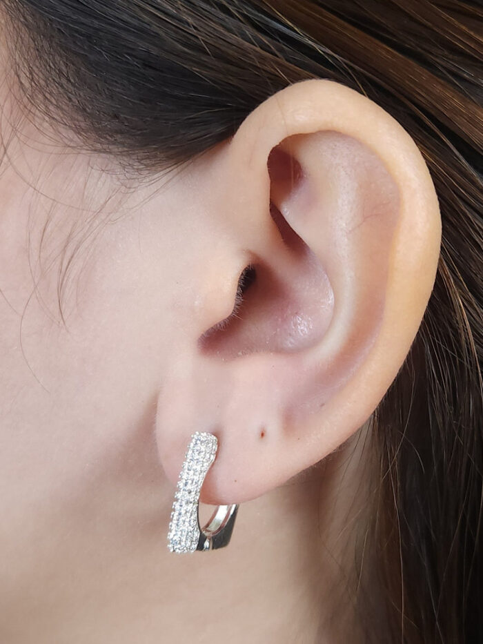 Brinco argola quadrada com detalhe cravejado