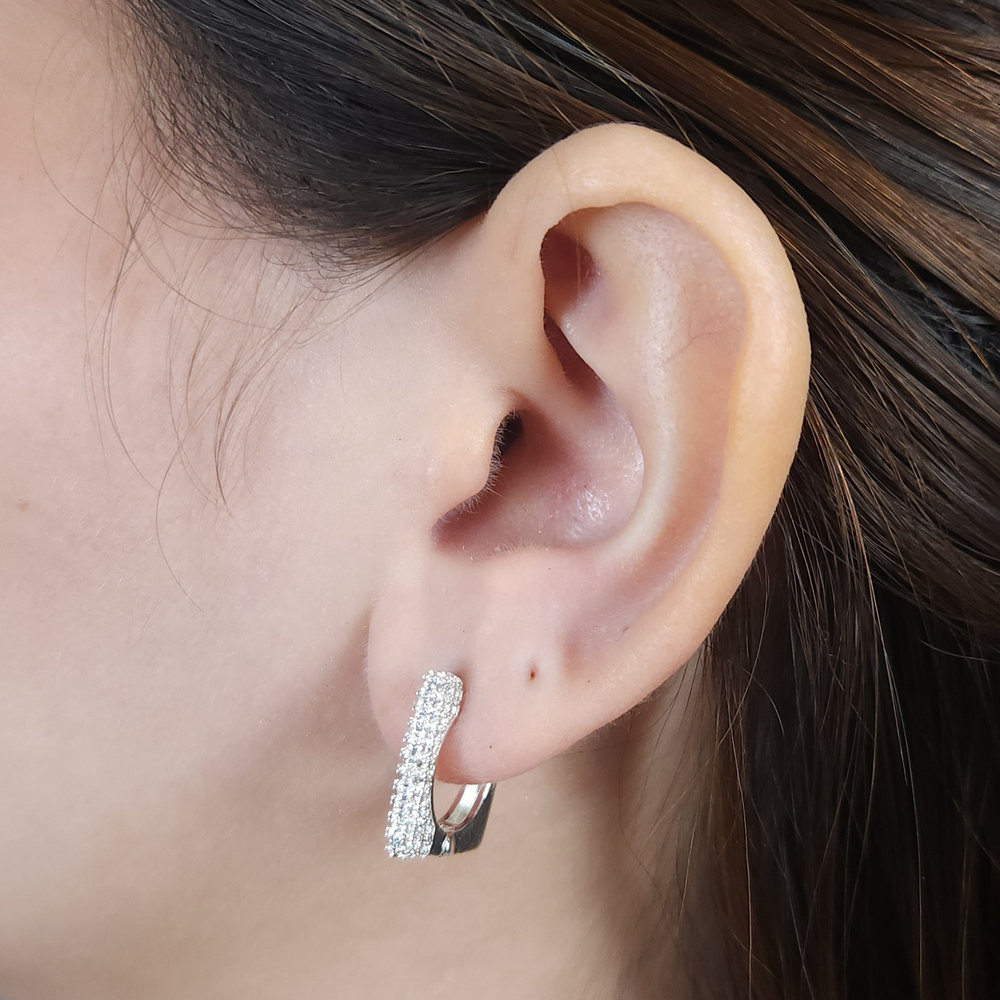 Brinco argola quadrada com detalhe cravejado