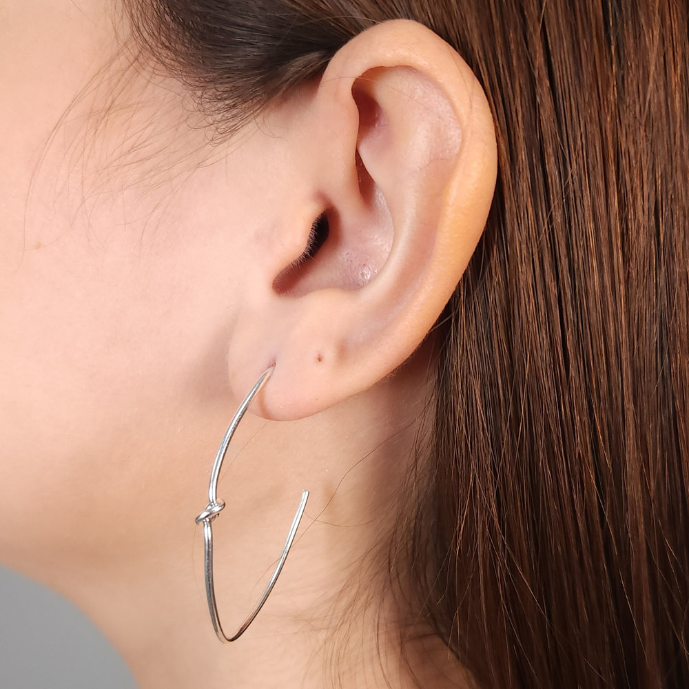 Argola oval com detalhe nó