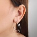 Brinco argola aberta fio duplo vazado