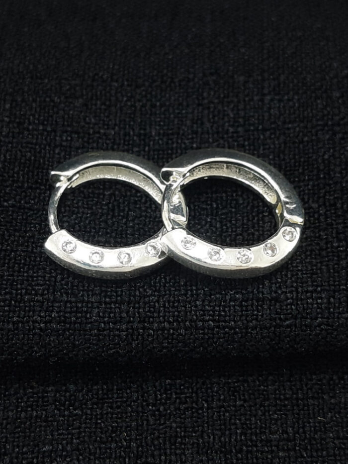 Brinco argola detalhe ponto de luz