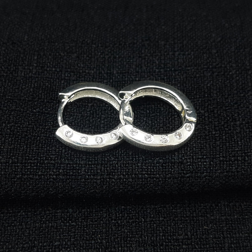 Brinco argola detalhe ponto de luz