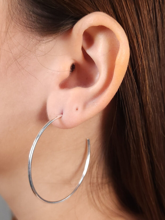 Argola aberta fio liso prateado