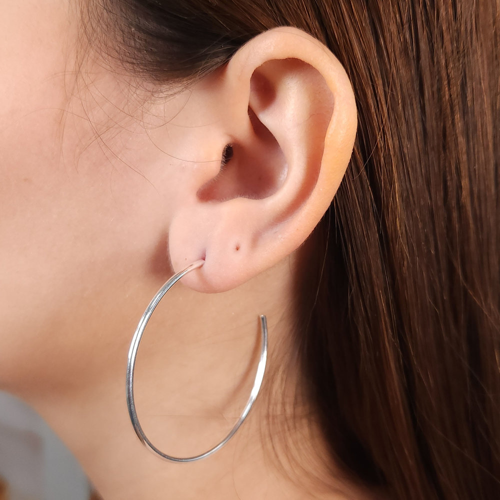 Argola aberta fio liso prateado