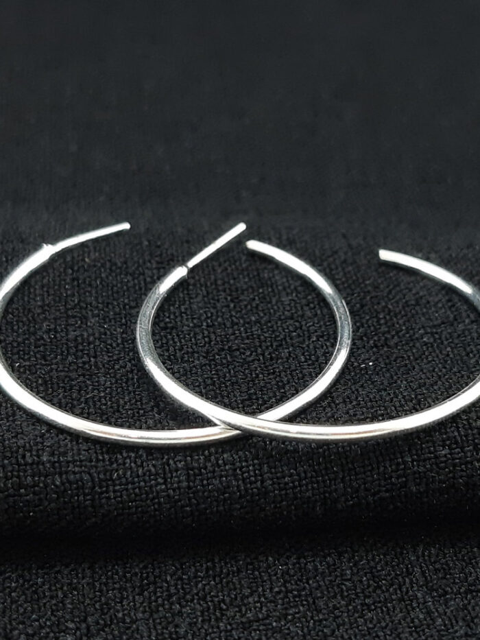 Brinco argola fio liso boleado