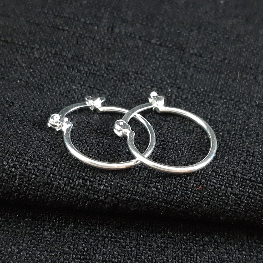 Argola fio liso prateada