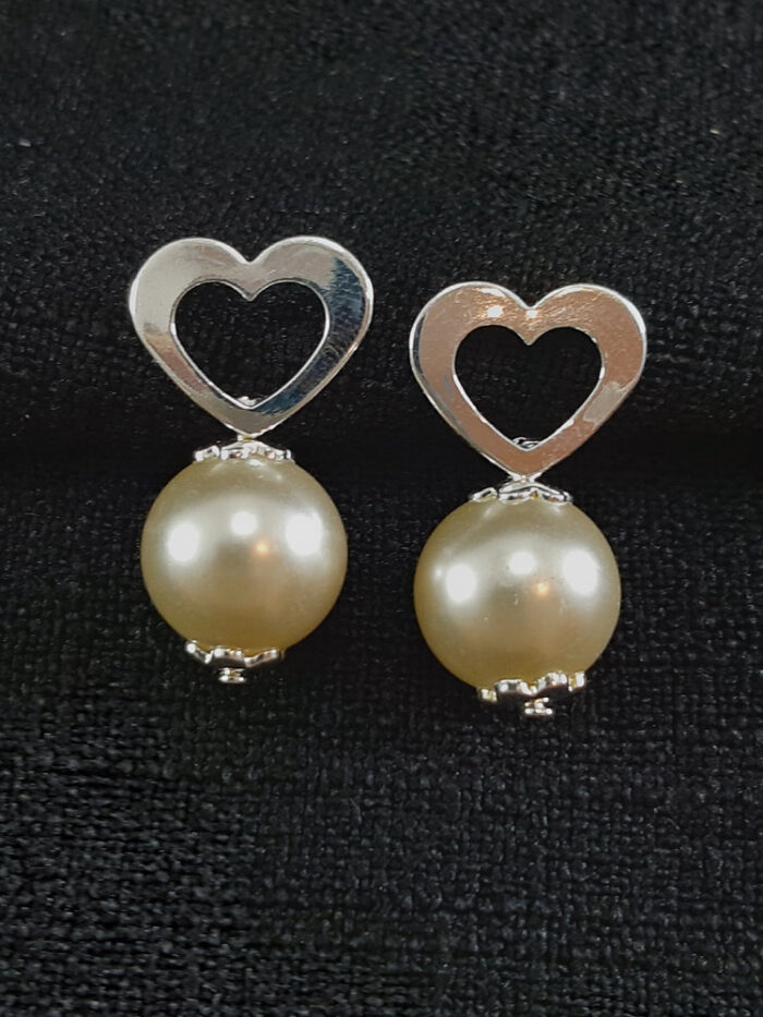 Brinco coração vazado pêndulo pérola