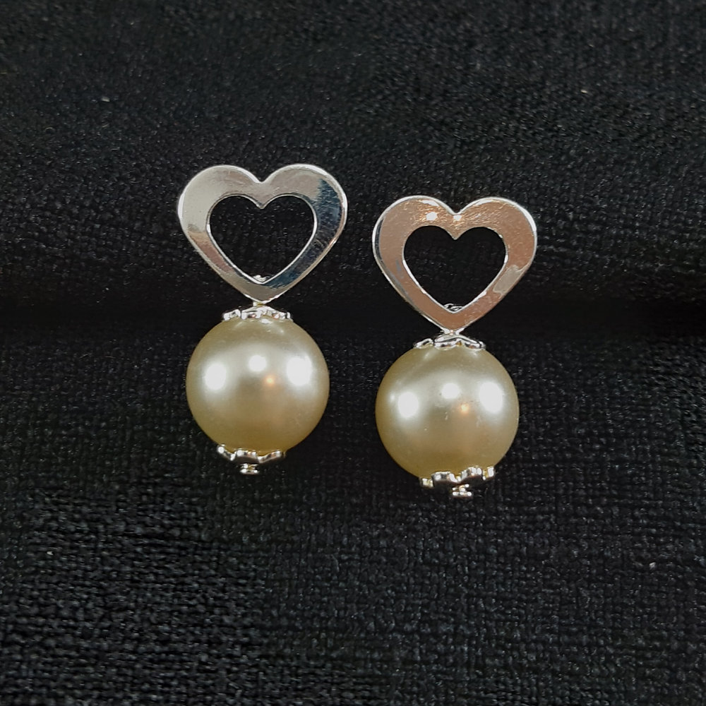 Brinco coração vazado pêndulo pérola