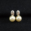 Brinco base prateada com pêndulo pérola