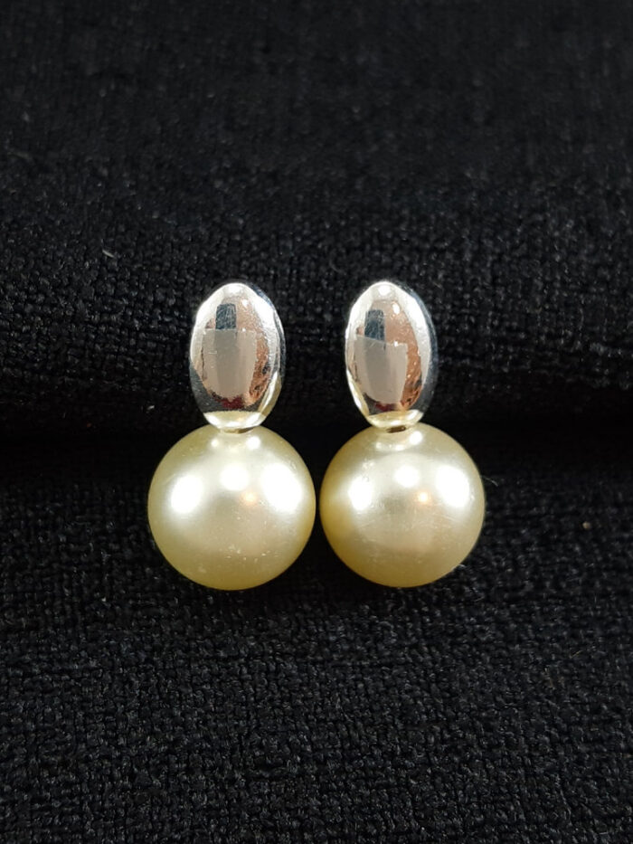 Brinco base prateada com pêndulo pérola