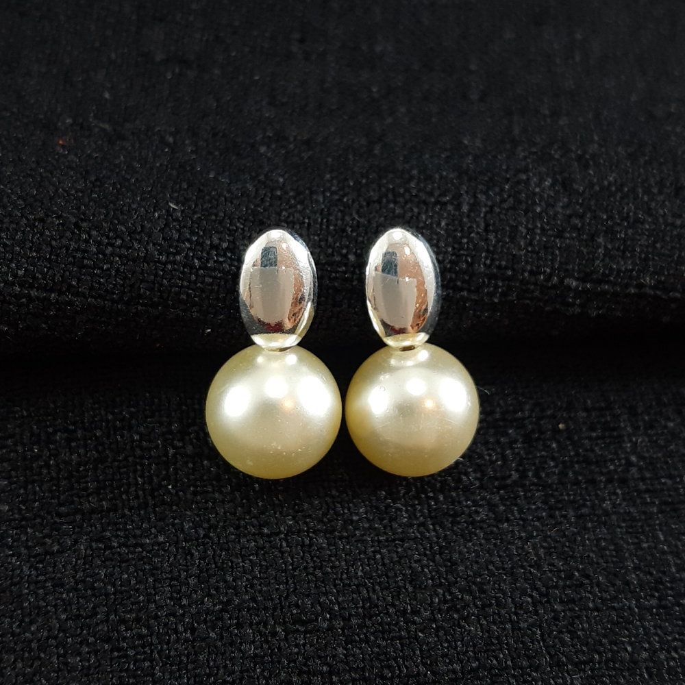 Brinco base prateada com pêndulo pérola