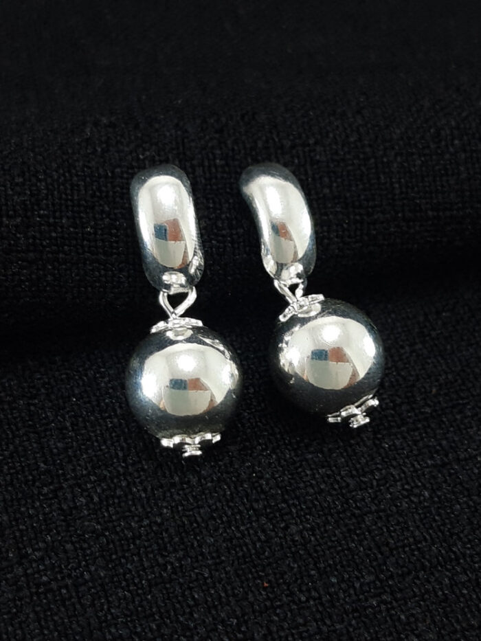 Brinco base curvada com pêndulo bola prateada