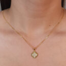 Gargantilha trevo cravejado com borda dourada