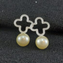 Brinco base trevo vazado fosco com pérola